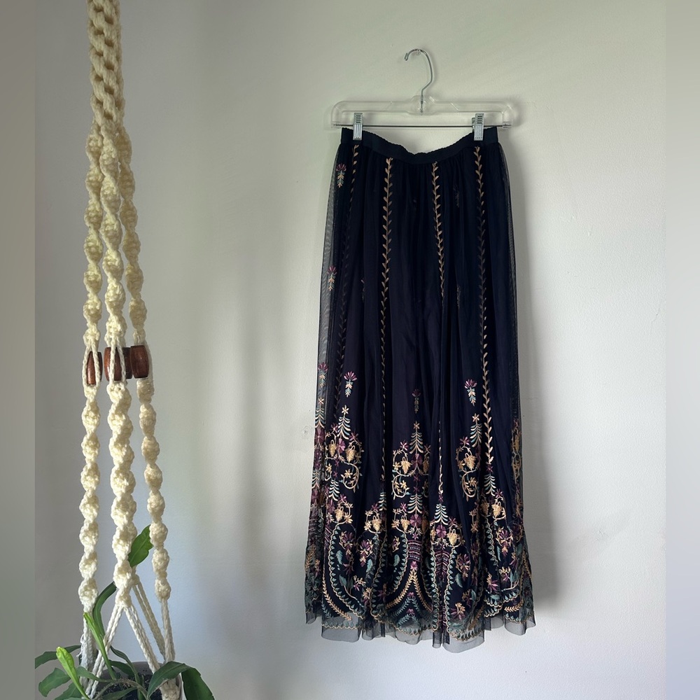 Embroidered tulle skirt - the details 🤩